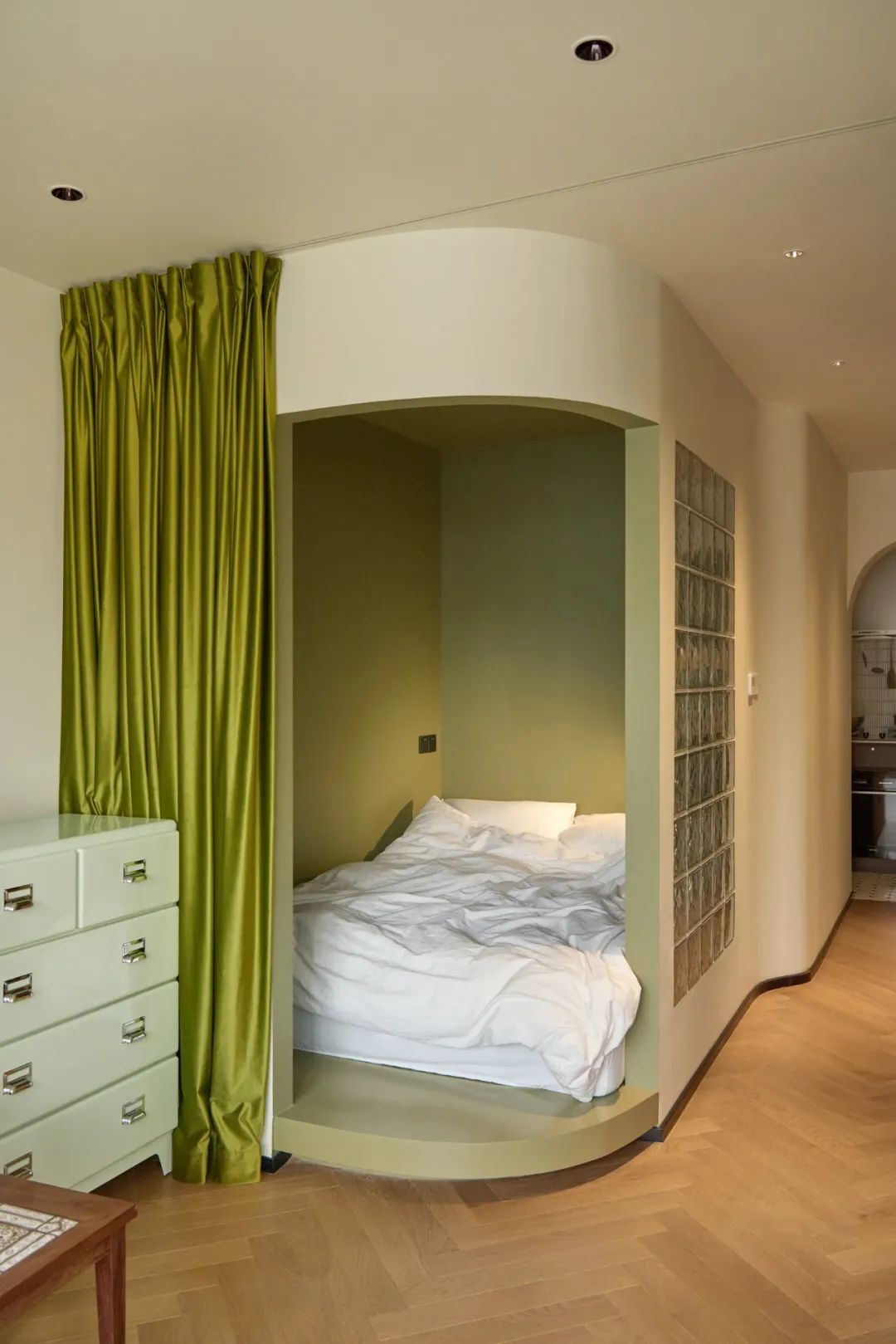 Ai cũng ch&ecirc; căn hộ 37m&sup2; qu&aacute; chật, cặp vợ chồng trẻ lại chi hơn 1,4 tỷ đồng cải tạo v&agrave; nhận về kết quả ngo&agrave;i mong đợi. - Ảnh 1.