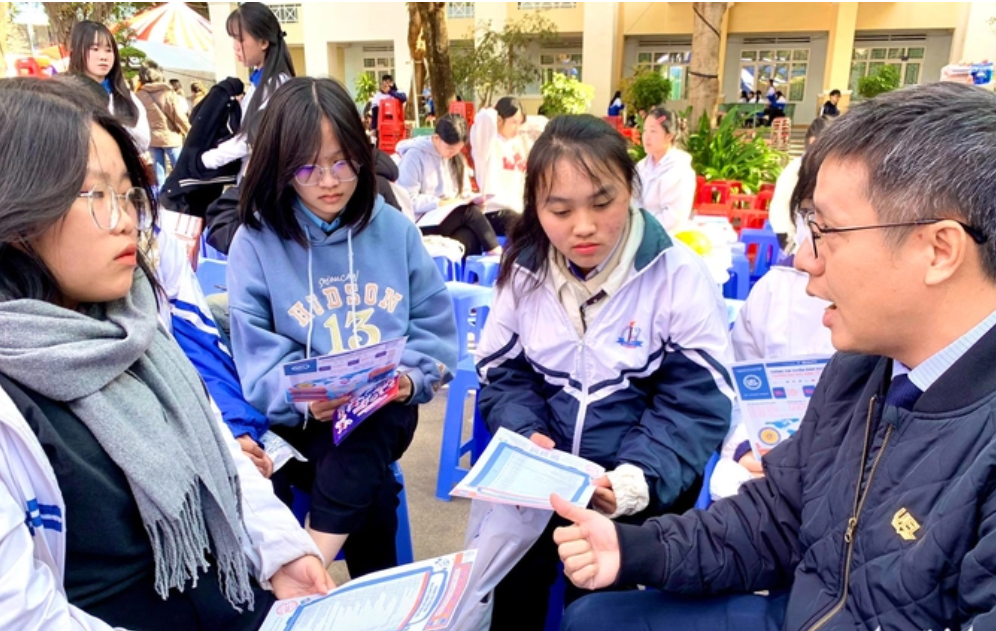 Tin vui cho phụ huynh H&agrave; Nội: Tr&ecirc;n 102.000 học sinh gi&agrave;nh suất v&agrave;o THPT c&ocirc;ng lập, đạt 80%- Ảnh 1.