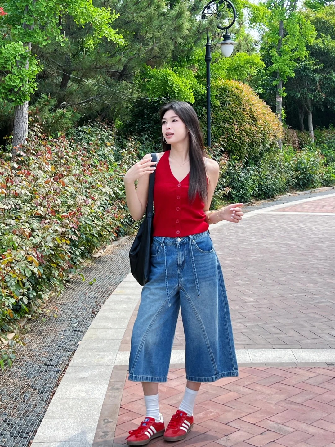 C&oacute; vẻ quần jeans lửng ống rộng đang &acirc;m thầm thay thế những chiếc quần d&agrave;i quen thuộc - Ảnh 16.