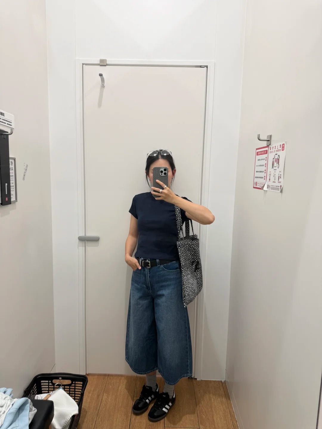 C&oacute; vẻ quần jeans lửng ống rộng đang &acirc;m thầm thay thế những chiếc quần d&agrave;i quen thuộc - Ảnh 13.