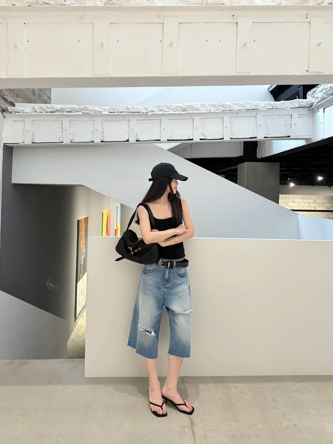 C&oacute; vẻ quần jeans lửng ống rộng đang &acirc;m thầm thay thế những chiếc quần d&agrave;i quen thuộc - Ảnh 4.