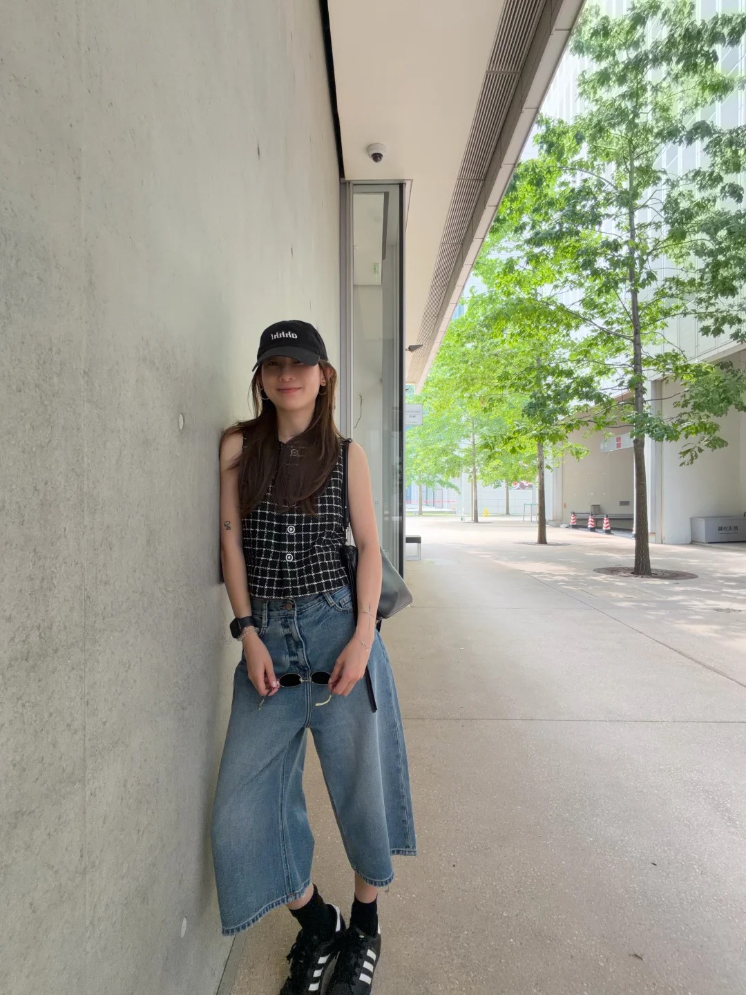 C&oacute; vẻ quần jeans lửng ống rộng đang &acirc;m thầm thay thế những chiếc quần d&agrave;i quen thuộc - Ảnh 12.