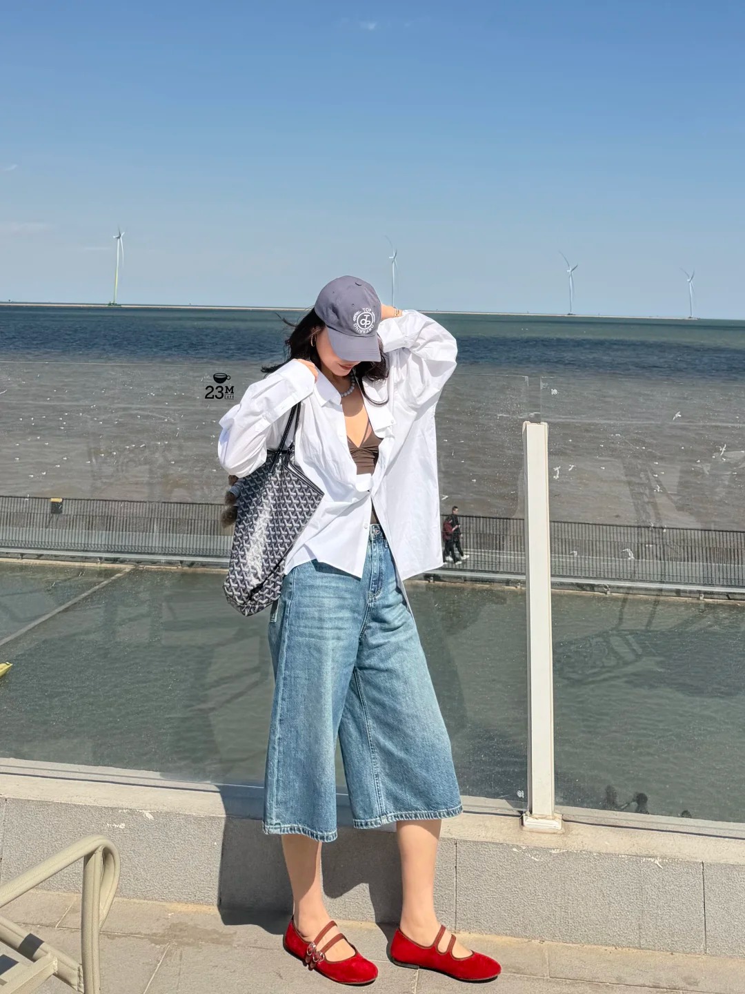 C&oacute; vẻ quần jeans lửng ống rộng đang &acirc;m thầm thay thế những chiếc quần d&agrave;i quen thuộc - Ảnh 10.