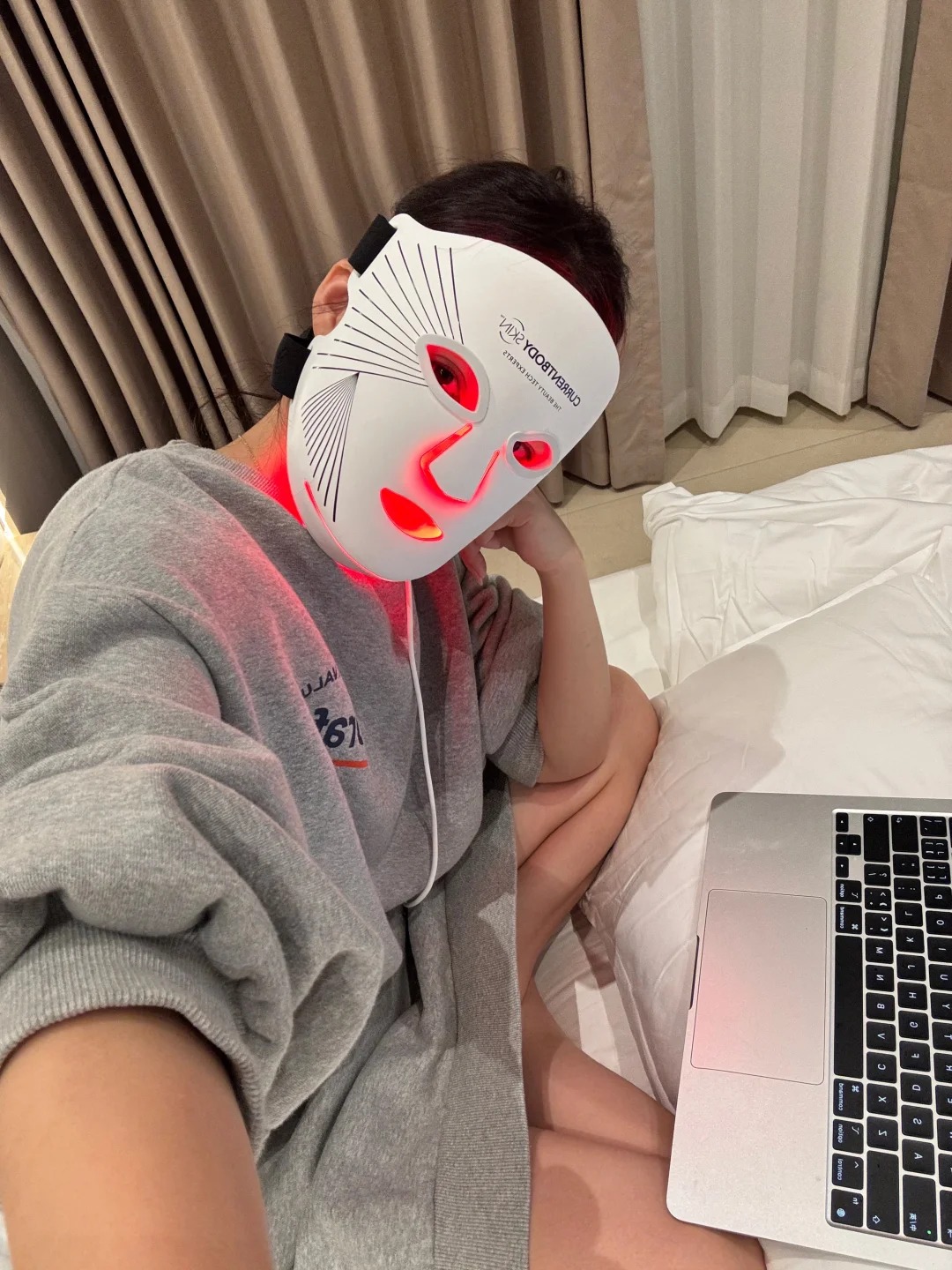 Vì sao ngày càng nhiều phụ nữ ngoài 40 tuổi đầu tư vào mặt nạ ánh sáng sinh học? - Ảnh 1.