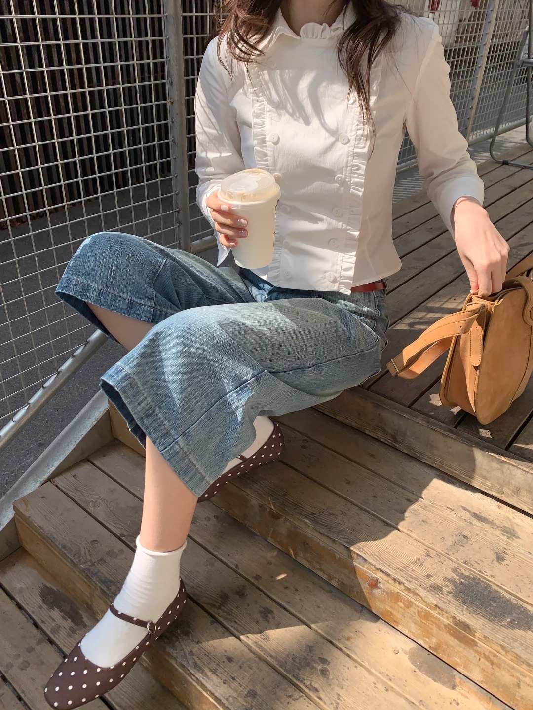 C&oacute; vẻ quần jeans lửng ống rộng đang &acirc;m thầm thay thế những chiếc quần d&agrave;i quen thuộc - Ảnh 15.