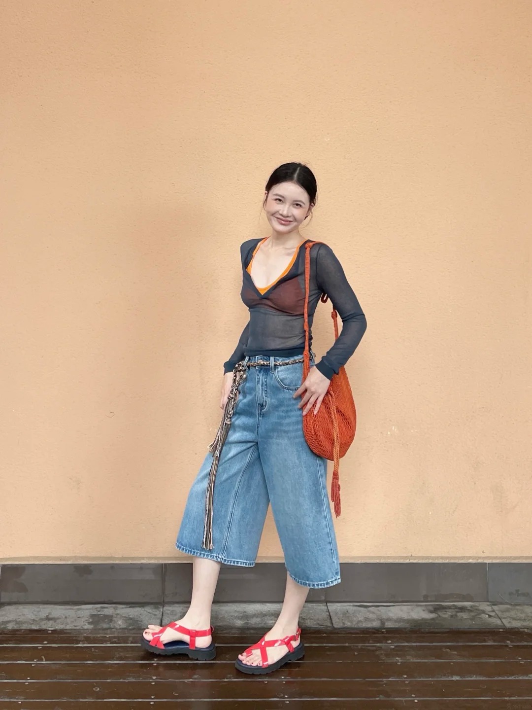 C&oacute; vẻ quần jeans lửng ống rộng đang &acirc;m thầm thay thế những chiếc quần d&agrave;i quen thuộc - Ảnh 11.
