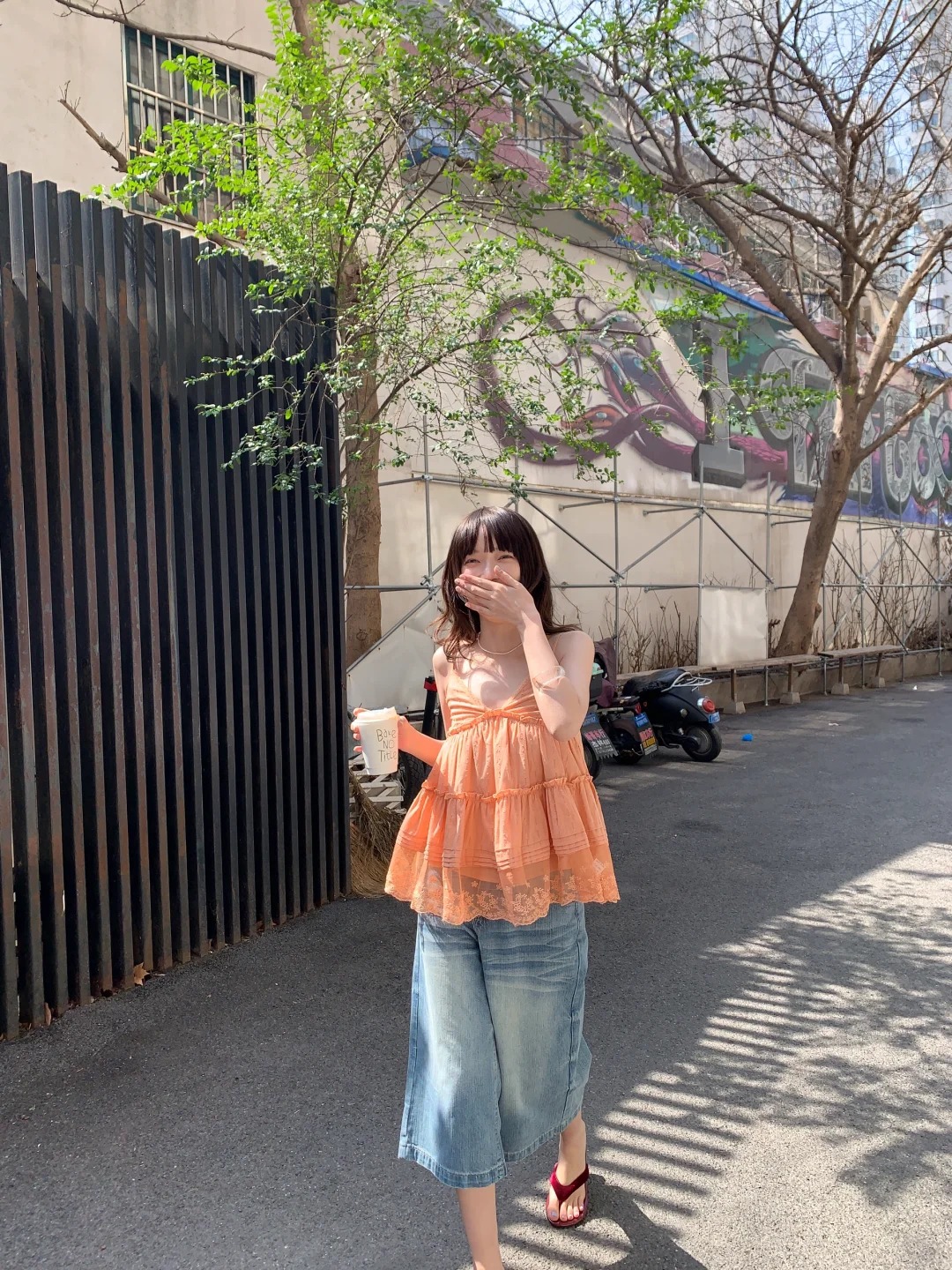 C&oacute; vẻ quần jeans lửng ống rộng đang &acirc;m thầm thay thế những chiếc quần d&agrave;i quen thuộc - Ảnh 14.