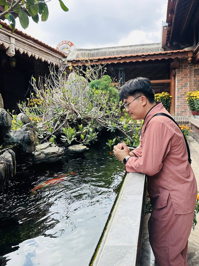 Hậu trường cuộc sống giản dị của MC Đại Nghĩa: Gi&agrave;u c&oacute; nhưng hướng Phật - Ảnh 10.