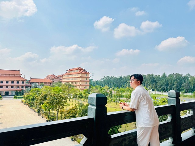Hậu trường cuộc sống giản dị của MC Đại Nghĩa: Gi&agrave;u c&oacute; nhưng hướng Phật - Ảnh 12.