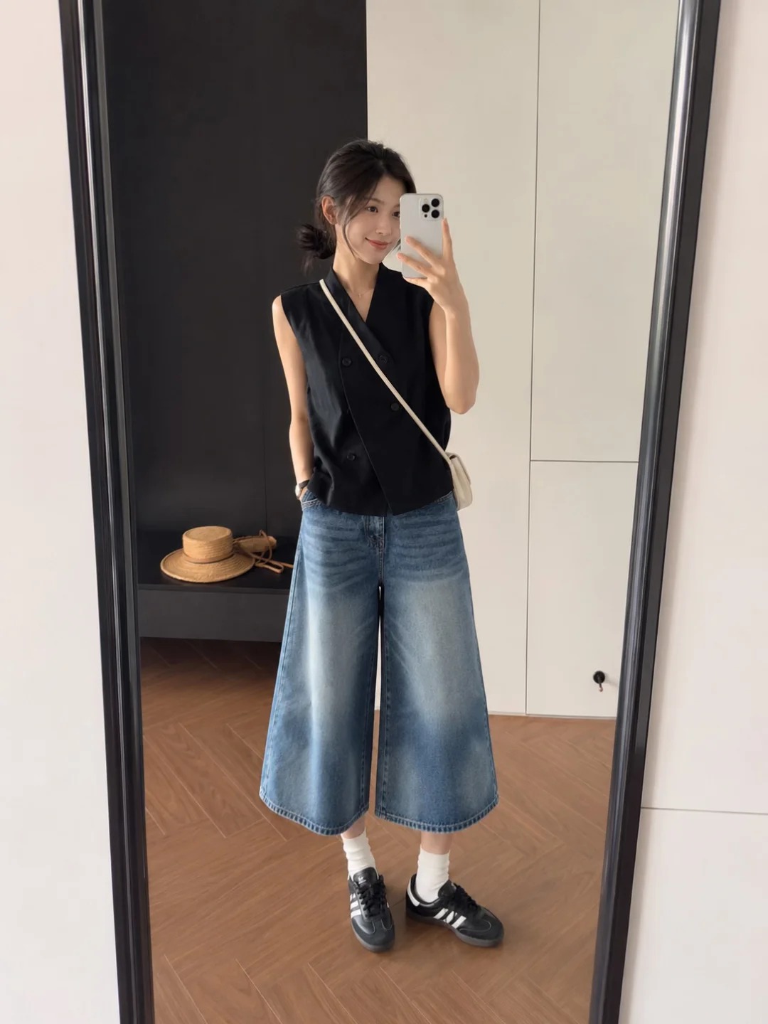 C&oacute; vẻ quần jeans lửng ống rộng đang &acirc;m thầm thay thế những chiếc quần d&agrave;i quen thuộc - Ảnh 1.