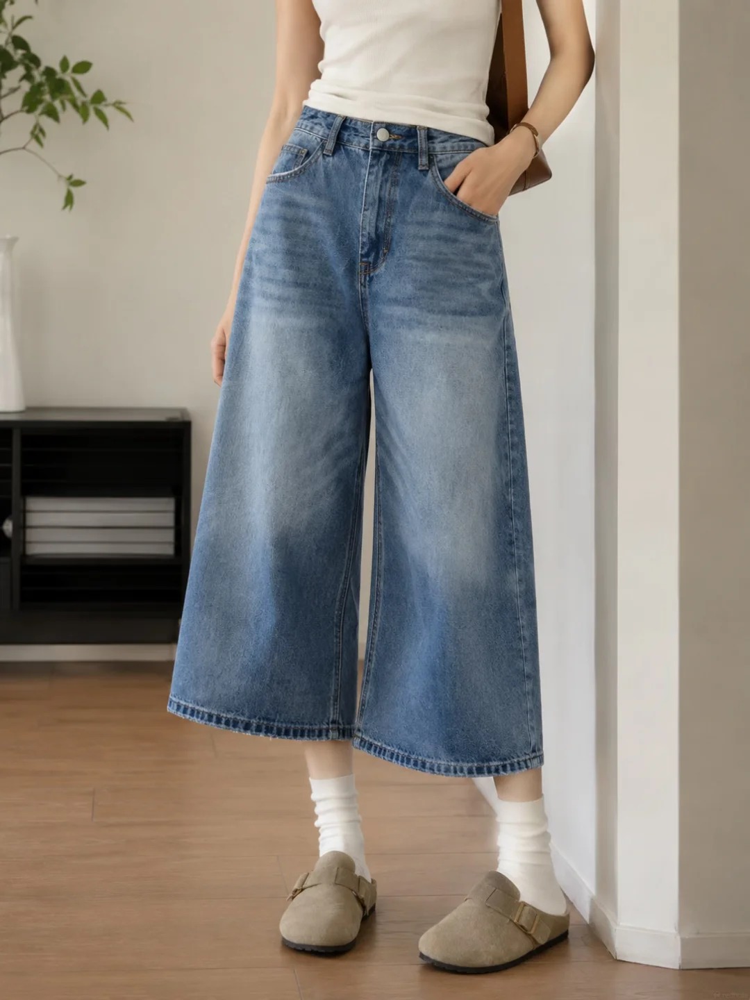 C&oacute; vẻ quần jeans lửng ống rộng đang &acirc;m thầm thay thế những chiếc quần d&agrave;i quen thuộc - Ảnh 2.