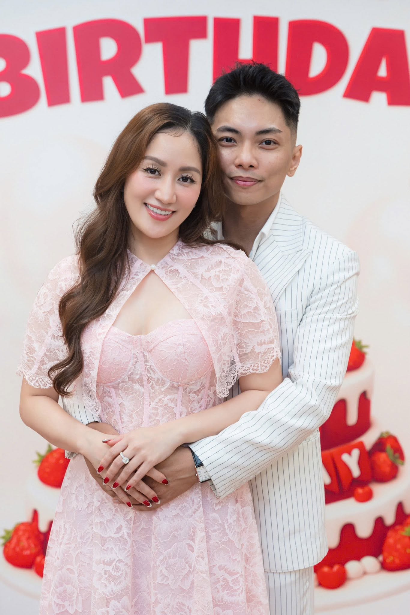 Nữ viện trưởng cảm ơn chồng thiếu gia: 