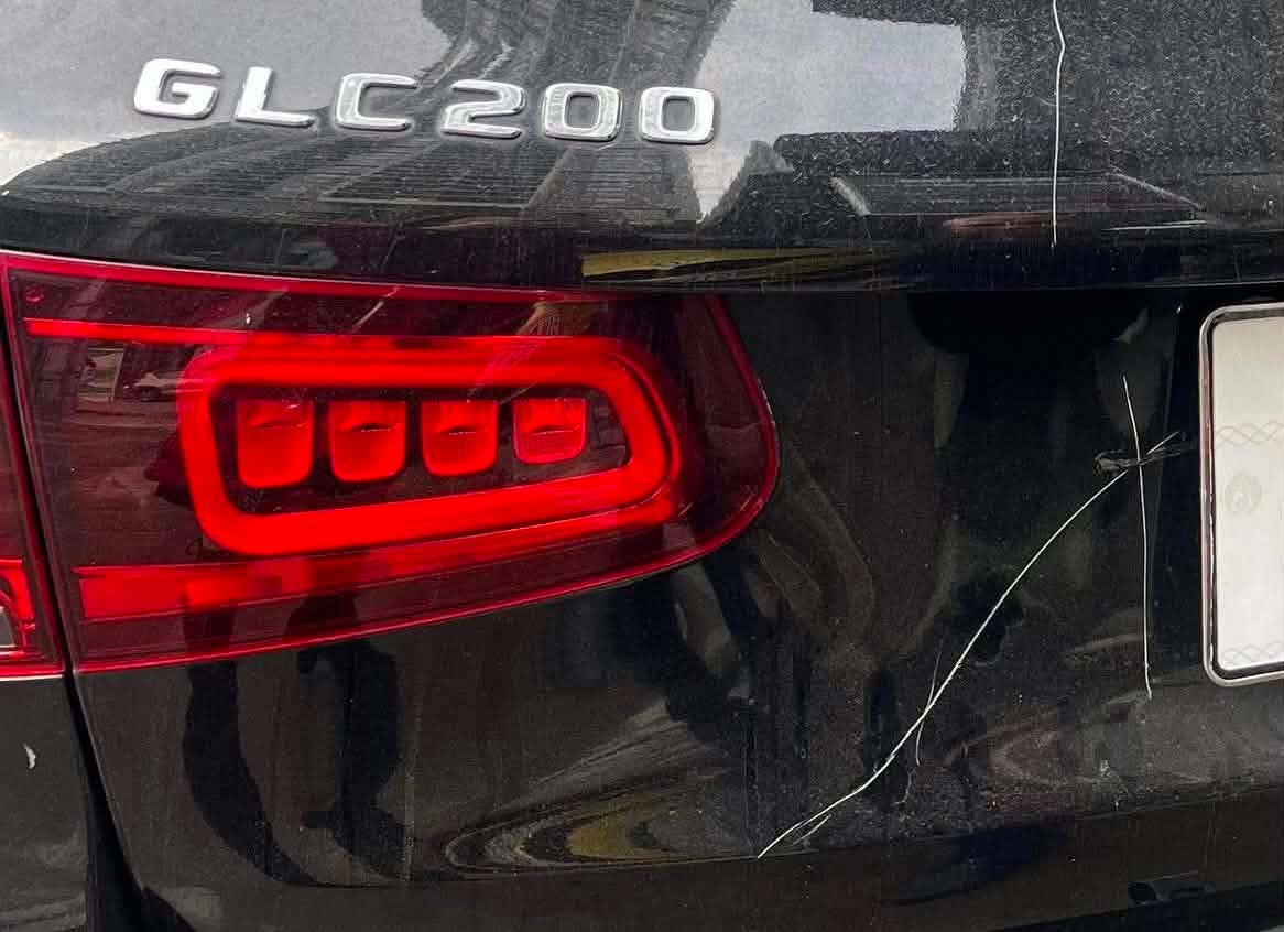 Vụ chiếc Mercedes bị đập gương, c&agrave;o xước khi đỗ b&ecirc;n đường ở H&agrave; Nội: Truy tố người phụ nữ 65 tuổi - Ảnh 1.
