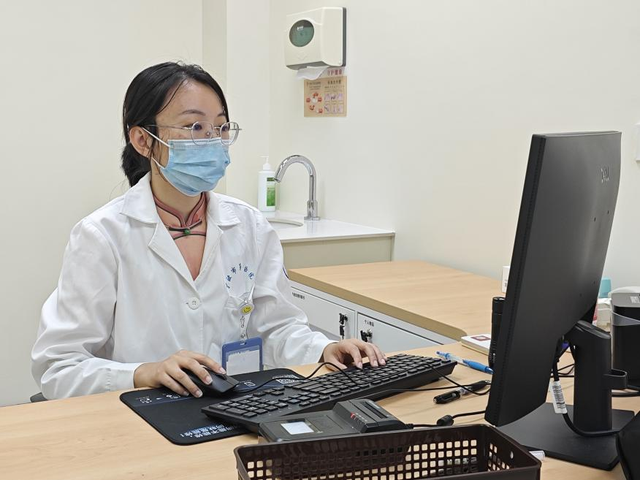 Một c&aacute;i &ocirc;m với th&uacute; cưng v&agrave; mảng t&oacute;c rụng: Điều c&aacute;c bậc phụ huynh cần biết năm 2026 - Ảnh 2.