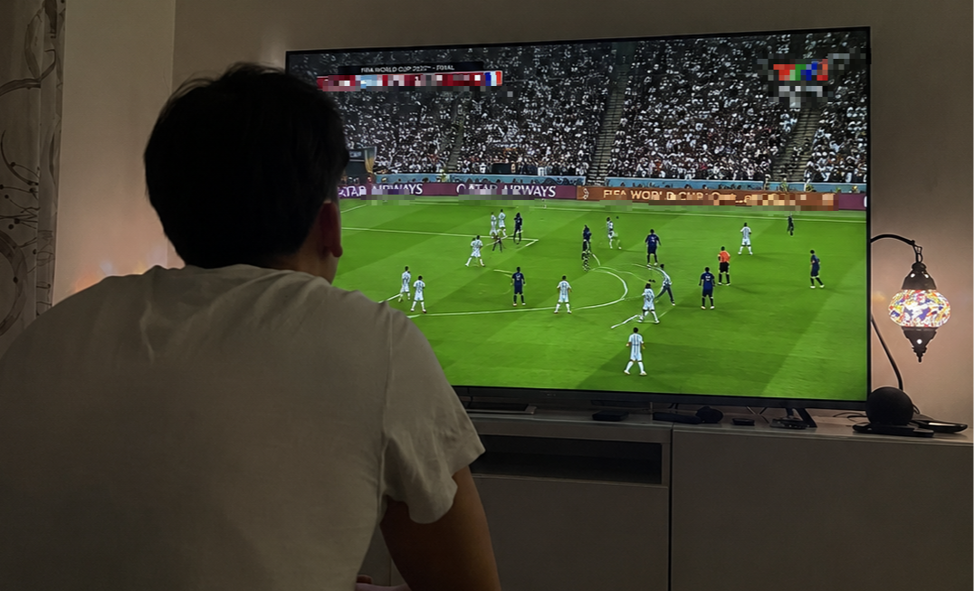Người đ&agrave;n &ocirc;ng 40 tuổi su&yacute;t m&ugrave; 1 b&ecirc;n mắt v&igrave; qu&aacute; m&ecirc; World Cup - Ảnh 2.