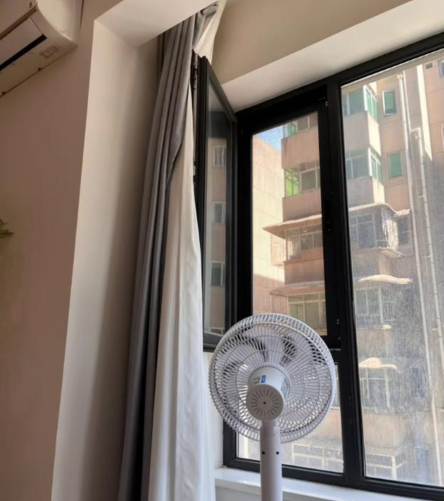 Nhiều người bật điều h&ograve;a cả ng&agrave;y nhưng kh&ocirc;ng biết: Chiếc quạt trong nh&agrave; c&ograve;n c&oacute; 4 c&ocirc;ng dụng gi&uacute;p l&agrave;m m&aacute;t hiệu quả v&agrave; tiết kiệm điện hơn - Ảnh 3.