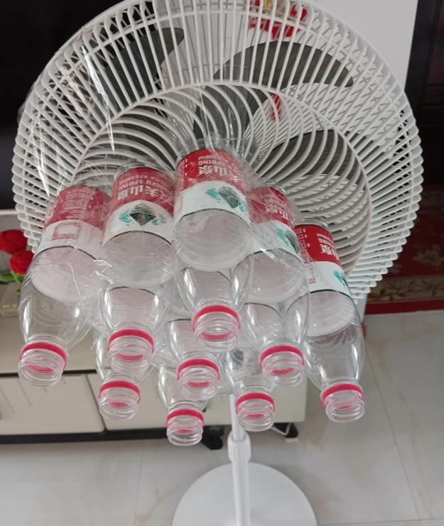 Nhiều người bật điều h&ograve;a cả ng&agrave;y nhưng kh&ocirc;ng biết: Chiếc quạt trong nh&agrave; c&ograve;n c&oacute; 4 c&ocirc;ng dụng gi&uacute;p l&agrave;m m&aacute;t hiệu quả v&agrave; tiết kiệm điện hơn - Ảnh 4.