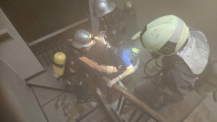 Cứu b&agrave; l&atilde;o mắc kẹt trong nh&agrave; ch&aacute;y ở H&agrave; Nội: H&agrave;nh động kịp thời của lực lượng cứu hộ - Ảnh 2.