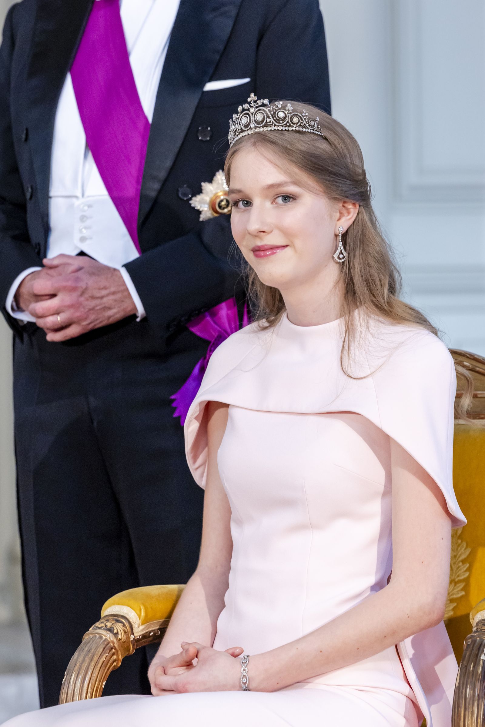 C&ocirc;ng ch&uacute;a Eleonore của Bỉ tỏa s&aacute;ng với đầm giống Meghan Markle tại quốc yến 2026 - Ảnh 2.