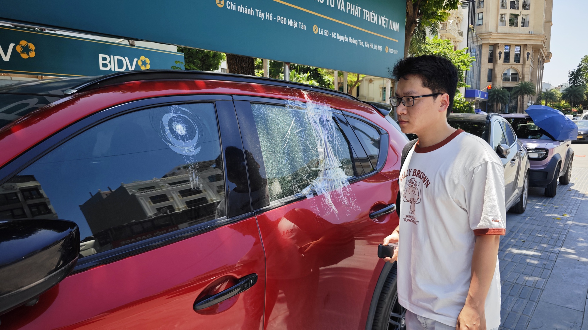 Hàng loạt ô tô bị chém kính chắn gió ở Hà Nội: Điều tra vụ việc gây bức xúc - Ảnh 5. Hàng loạt ô tô bị chém kính chắn gió ở Hà Nội: Điều tra vụ việc gây bức xúc - Ảnh 5.