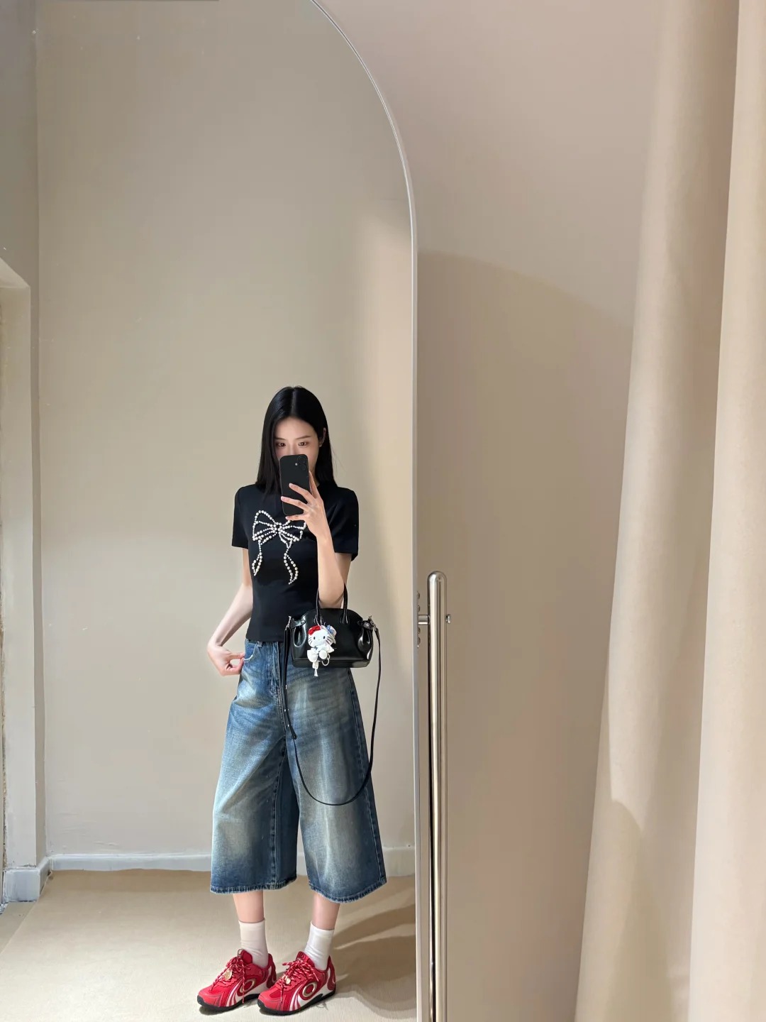 C&oacute; vẻ quần jeans lửng ống rộng đang &acirc;m thầm thay thế những chiếc quần d&agrave;i quen thuộc - Ảnh 17.