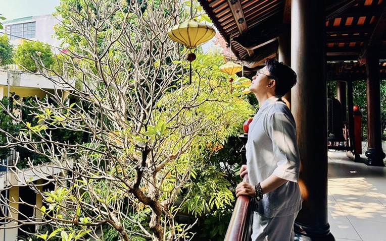 Hậu trường cuộc sống giản dị của MC Đại Nghĩa: Gi&agrave;u c&oacute; nhưng hướng Phật - Ảnh 1.