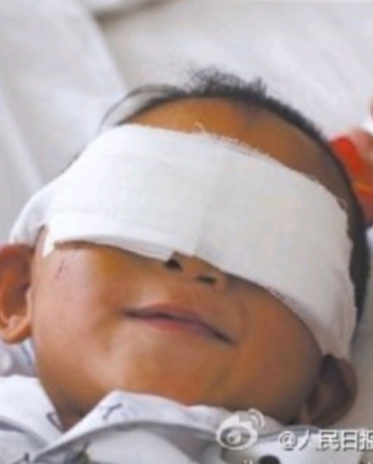Cậu bé mù Quách Bân - nạn nhân vụ án khoét mắt cách đây 13 năm, nay đã trở thành thủ khoa toàn quốc ngành dự thi đại học - Ảnh 1.