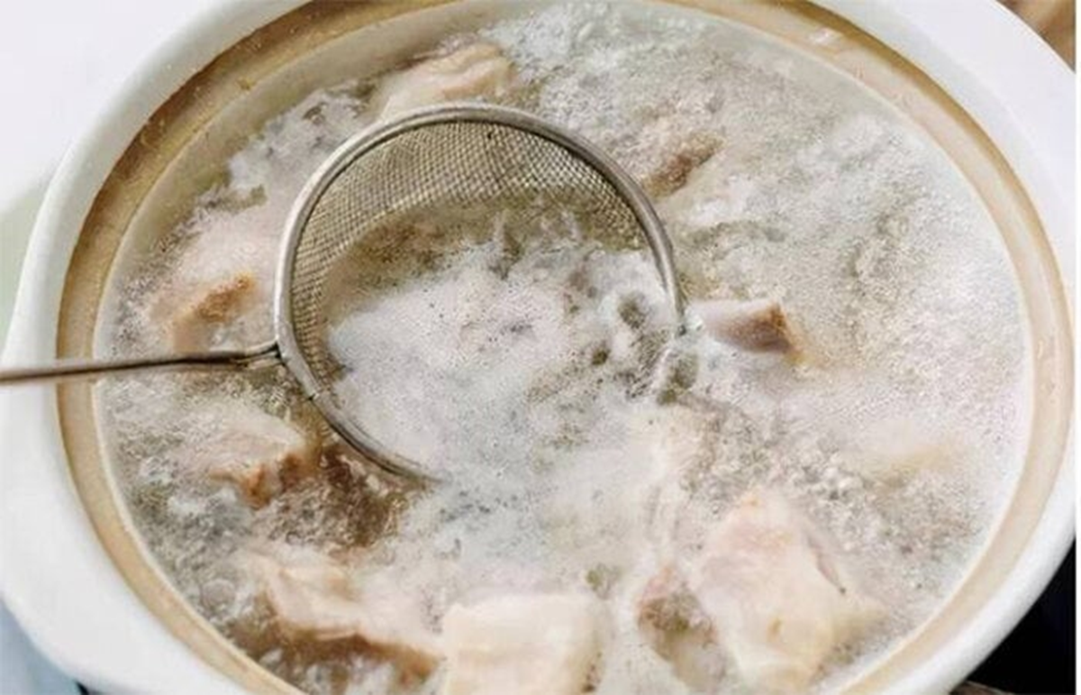 Bọt v&aacute;ng khi luộc thịt c&agrave;ng nhiều 