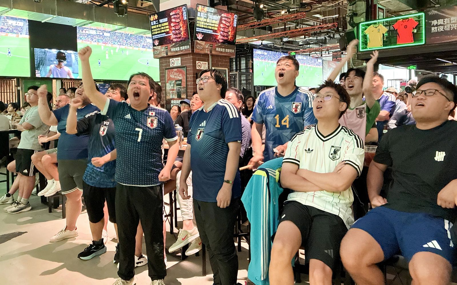 Đ&agrave;n &ocirc;ng Việt uống bia xem World Cup v&agrave; t&aacute;c động đến sức khỏe hệ ti&ecirc;u h&oacute;a - Ảnh 1.