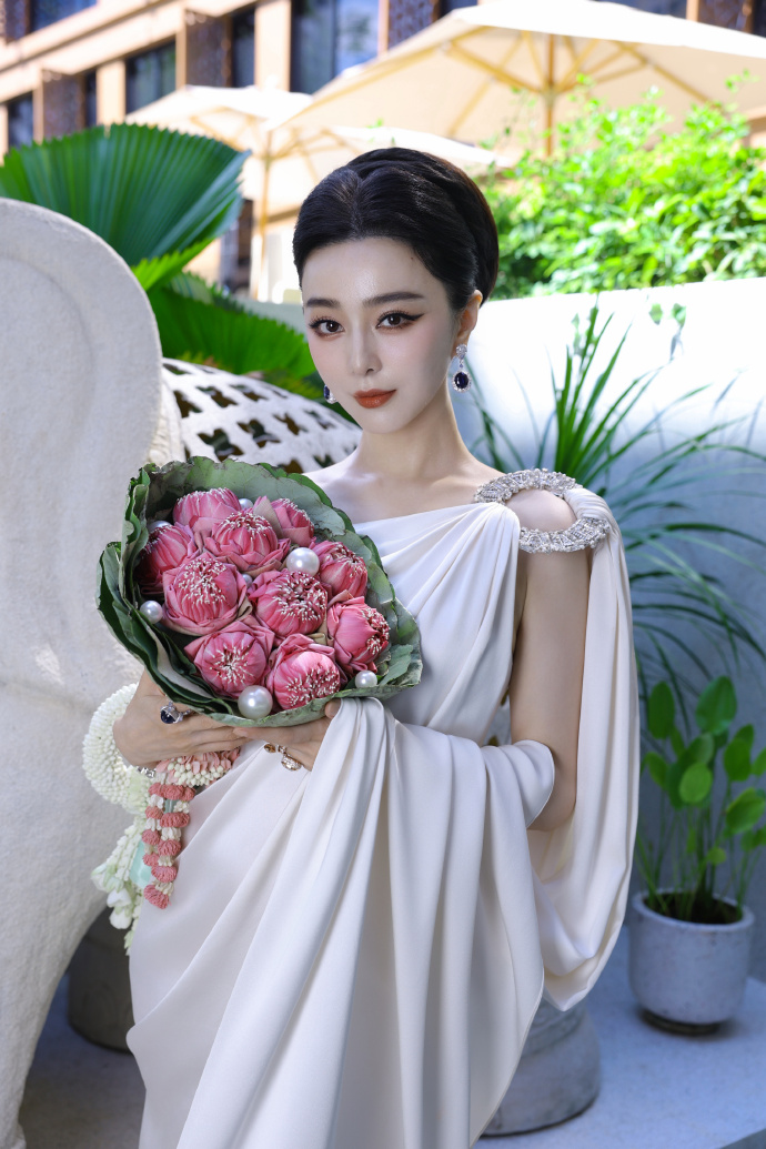 Phạm Băng Băng sang Th&aacute;i Lan b&aacute;n mặt nạ ở hội chợ, visual cam thường zoom đến đ&acirc;u hết hồn đến đ&oacute; - Ảnh 11.