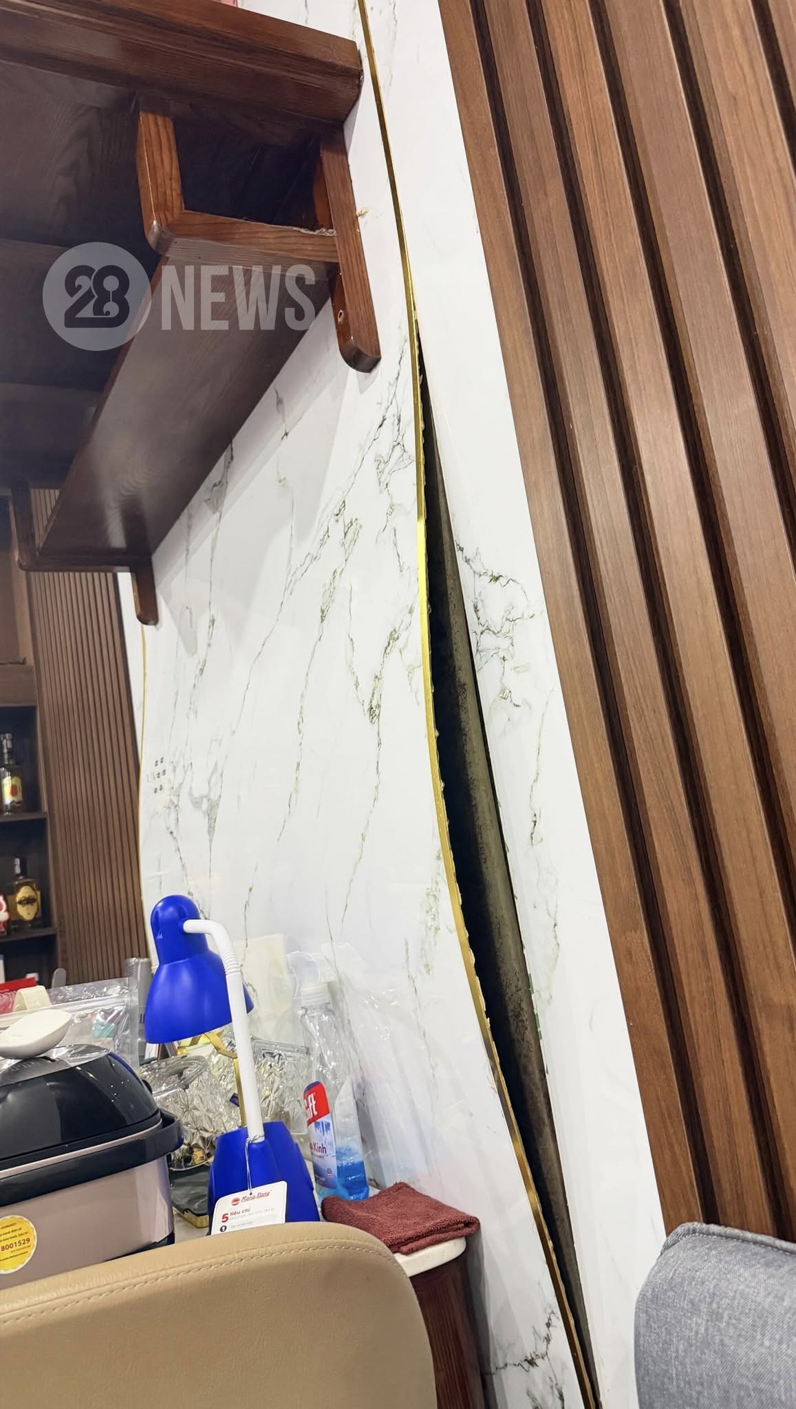 Nắng n&oacute;ng 40 độ khiến nhiều nh&agrave; nứt vỡ nền, s&agrave;n gạch - Ảnh 3.