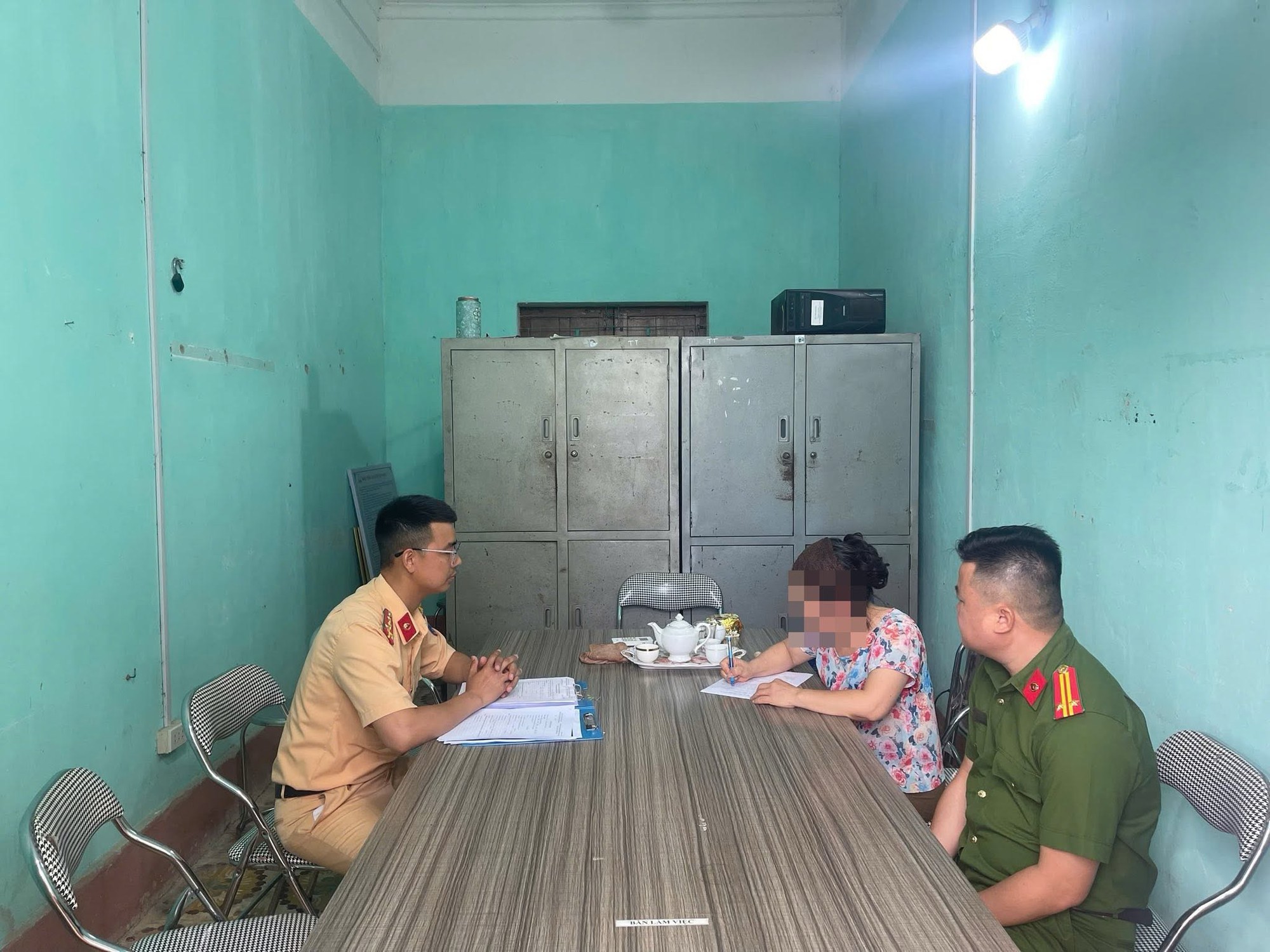 Người phụ nữ 47 tuổi đứng lắc v&ograve;ng tr&ecirc;n đường ray t&agrave;u hỏa: H&agrave;nh động nguy hiểm - Ảnh 2.