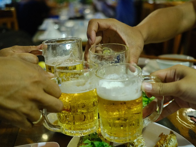 Đ&agrave;n &ocirc;ng Việt uống bia xem World Cup v&agrave; t&aacute;c động đến sức khỏe hệ ti&ecirc;u h&oacute;a - Ảnh 2.