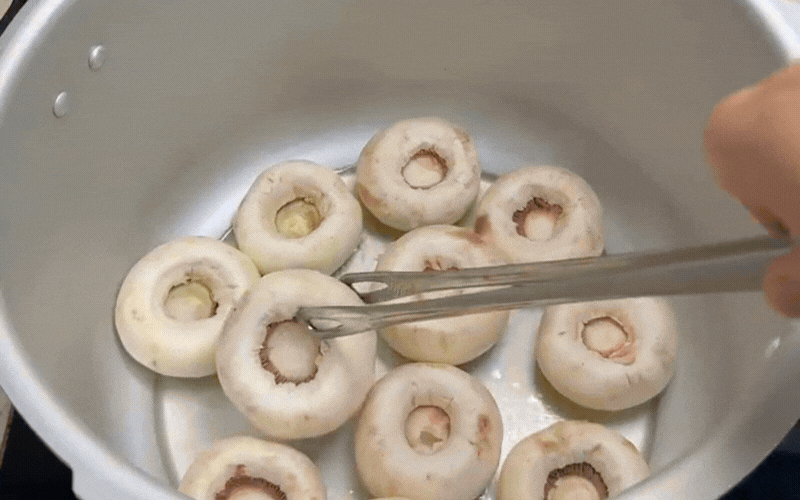 Canh b&ograve; b&iacute; đao nấm mỡ thanh m&aacute;t cho ng&agrave;y h&egrave; oi bức - Ảnh 2.
