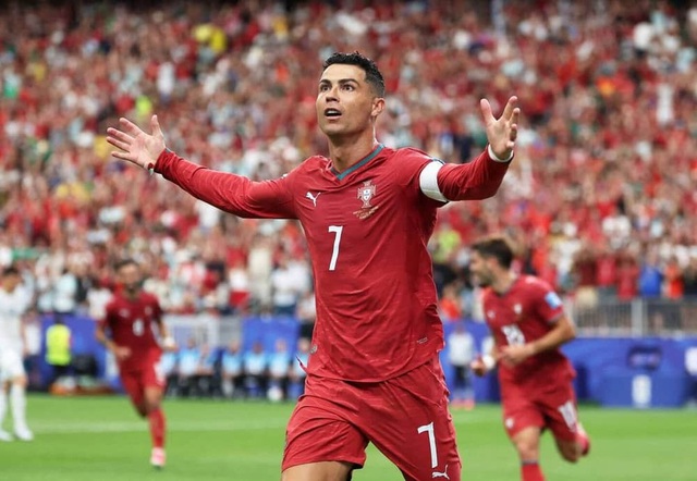 CR7: Huyền thọai b&oacute;ng đ&aacute; v&agrave; sự chuyển m&igrave;nh th&agrave;nh t&agrave;i phiệt tỷ đ&ocirc; đa ng&agrave;nh - Ảnh 1.