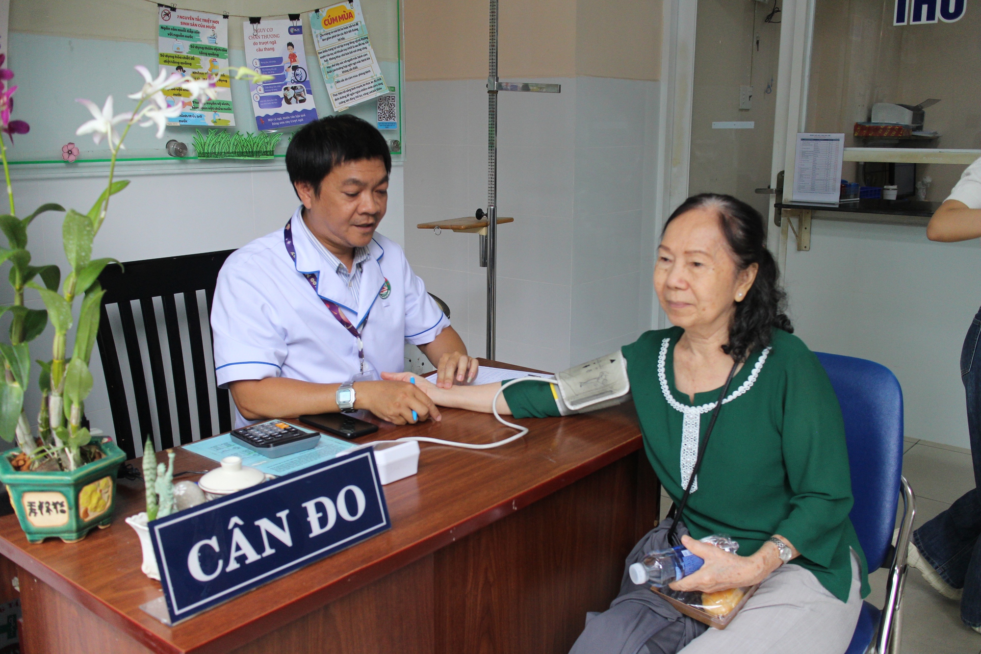 TP HCM: Th&iacute; điểm kh&aacute;m, chữa bệnh BHYT tại nh&agrave; - Ảnh 2.