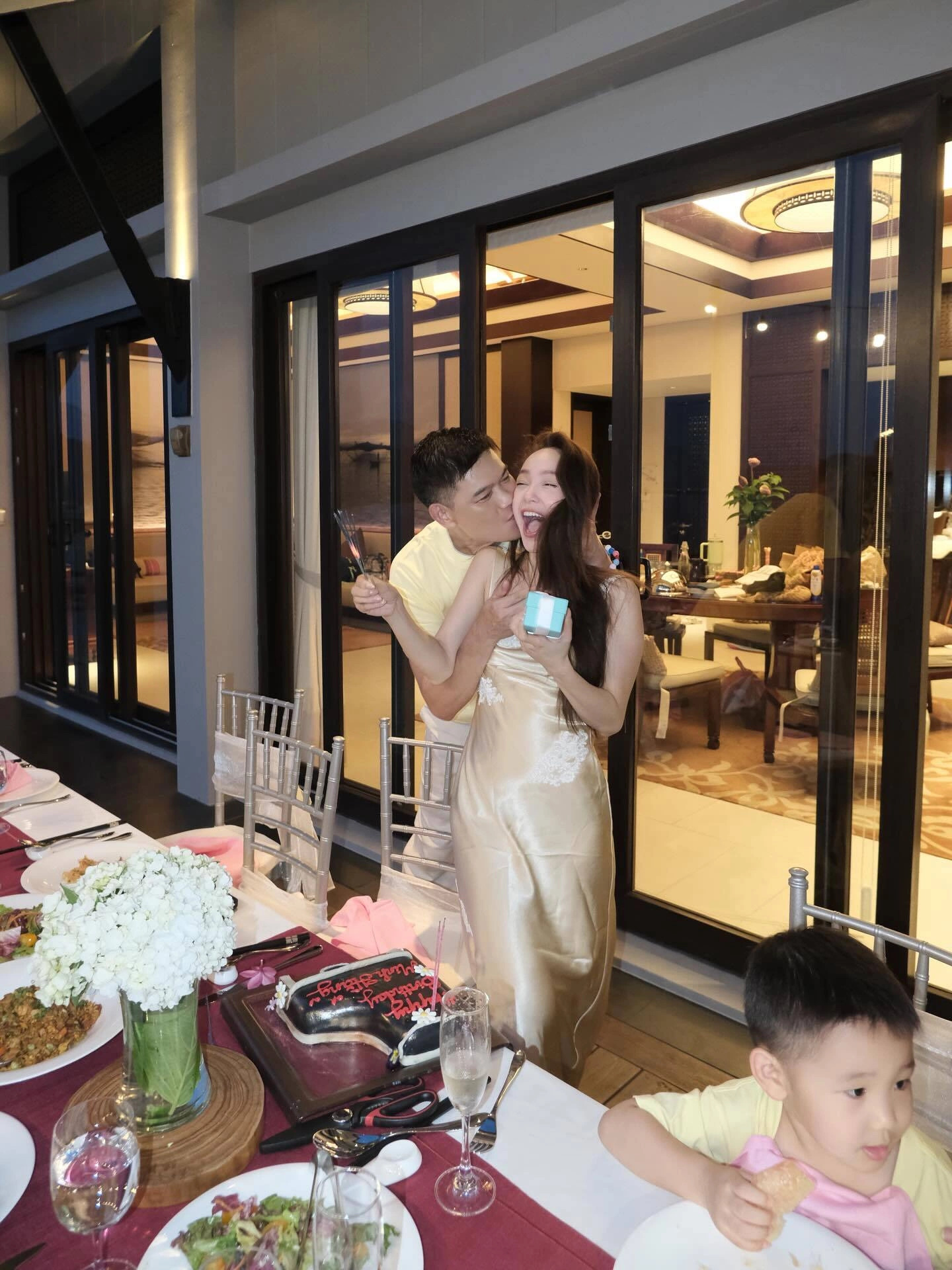 Nhan sắc n&oacute;ng bỏng của nữ nghệ sĩ sinh con trai cho đại gia dệt may - Ảnh 6.