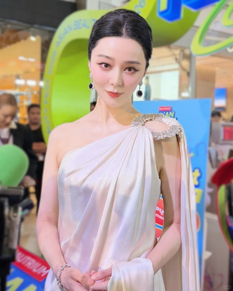 Phạm Băng Băng sang Th&aacute;i Lan b&aacute;n mặt nạ ở hội chợ, visual cam thường zoom đến đ&acirc;u hết hồn đến đ&oacute; - Ảnh 8.