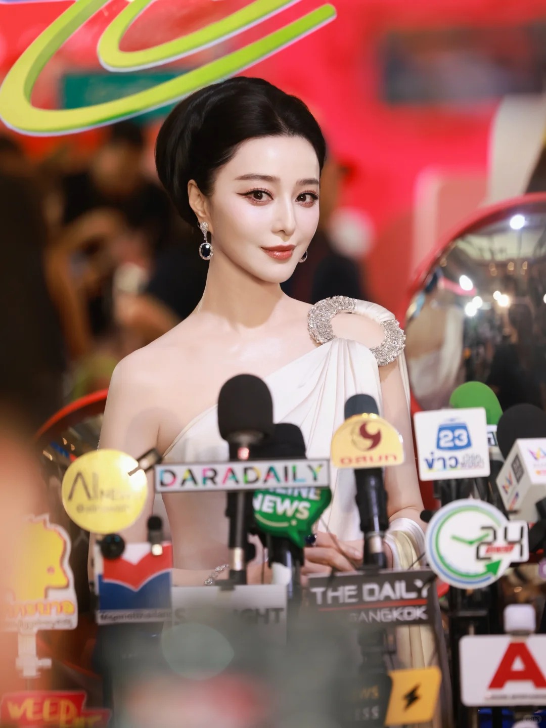 Phạm Băng Băng sang Th&aacute;i Lan b&aacute;n mặt nạ ở hội chợ, visual cam thường zoom đến đ&acirc;u hết hồn đến đ&oacute; - Ảnh 5.