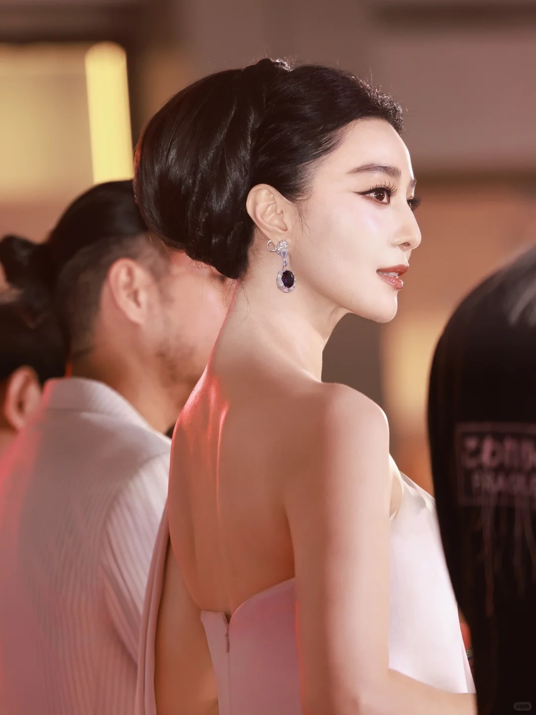 Phạm Băng Băng sang Th&aacute;i Lan b&aacute;n mặt nạ ở hội chợ, visual cam thường zoom đến đ&acirc;u hết hồn đến đ&oacute; - Ảnh 4.