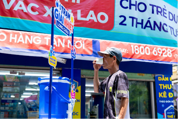 Nắng n&oacute;ng cực đoan, Long Ch&acirc;u thần tốc mở hơn 1.000 trạm giải nhiệt tr&ecirc;n to&agrave;n quốc tiếp sức cộng đồng - Ảnh 1.