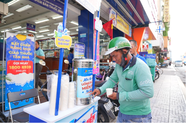Nắng n&oacute;ng cực đoan, Long Ch&acirc;u thần tốc mở hơn 1.000 trạm giải nhiệt tr&ecirc;n to&agrave;n quốc tiếp sức cộng đồng - Ảnh 5.