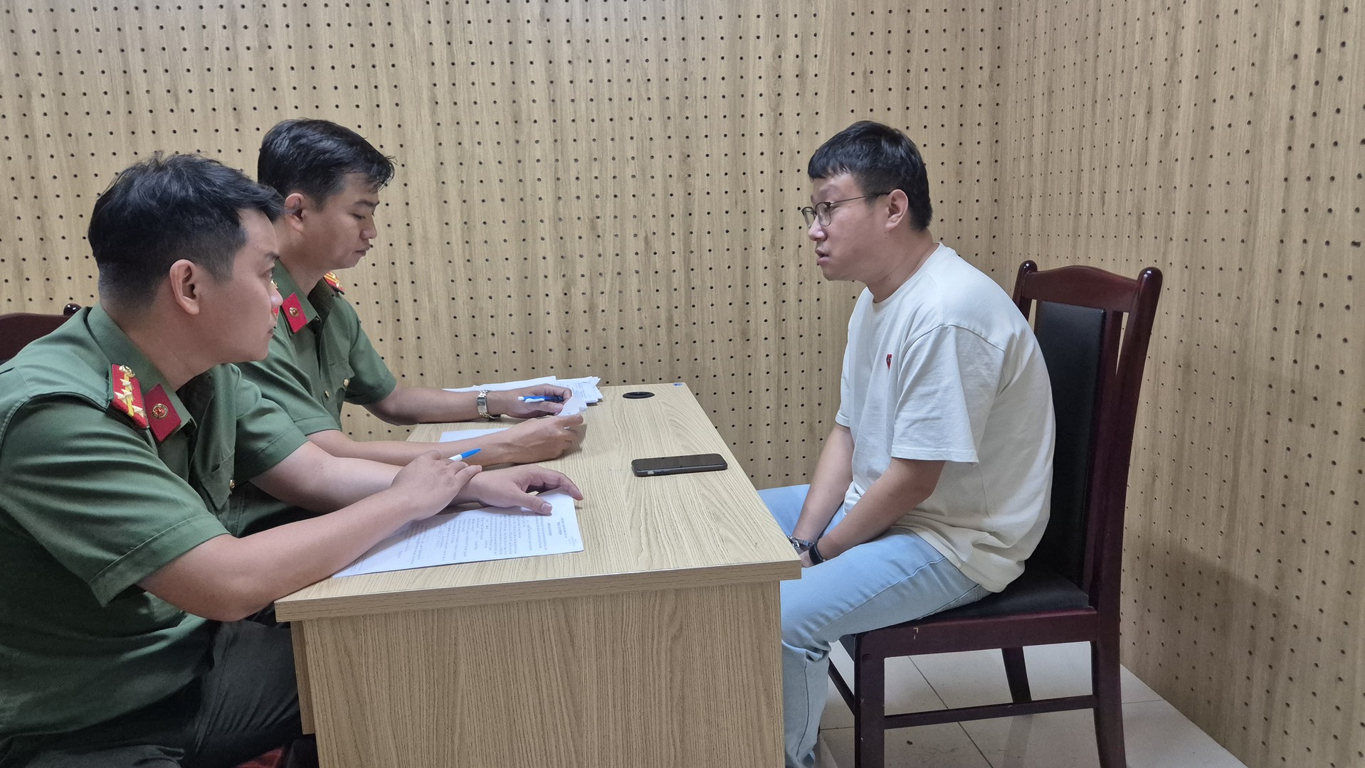 Bắt tạm giam Trương Thị B&iacute;ch Tr&acirc;m trong vụ c&ocirc;ng xưởng lừa đảo tại TPHCM - Ảnh 3.