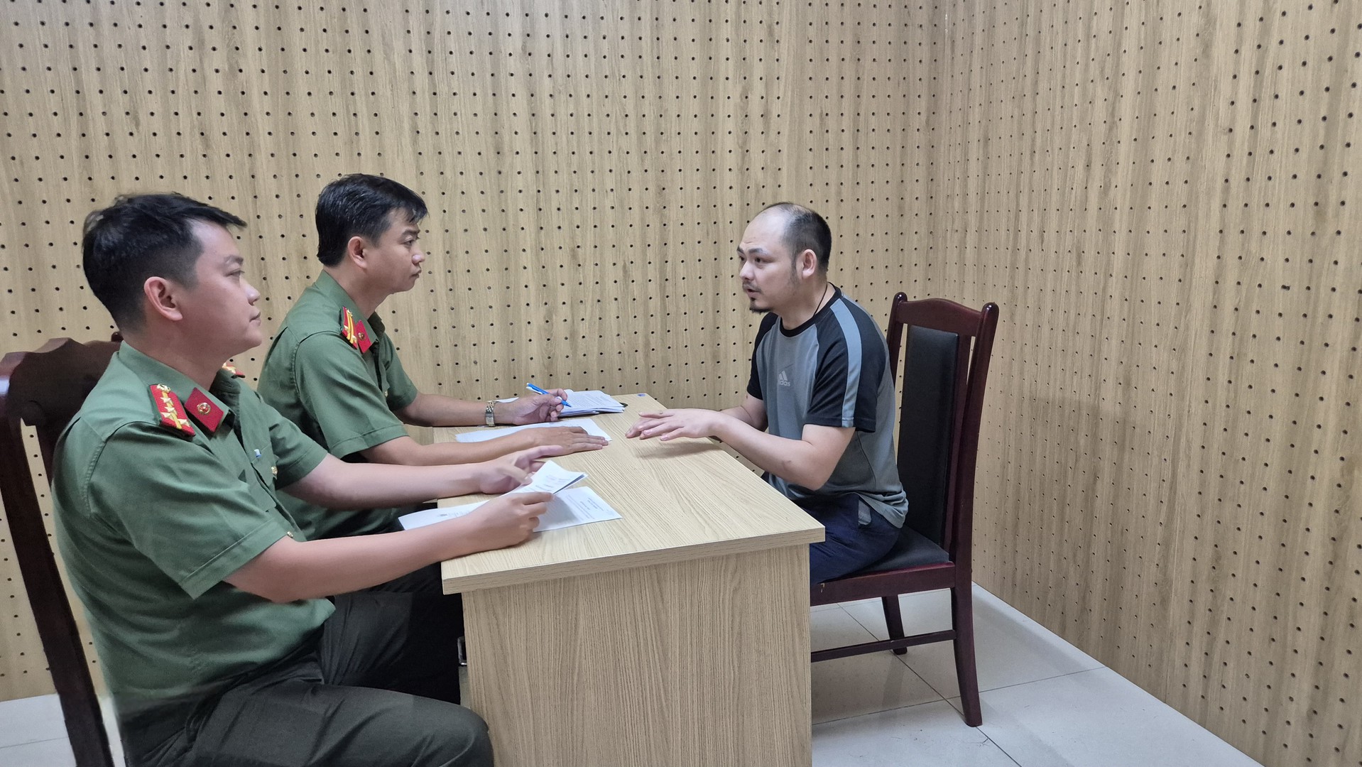 Bắt tạm giam Trương Thị B&iacute;ch Tr&acirc;m trong vụ c&ocirc;ng xưởng lừa đảo tại TPHCM - Ảnh 4.
