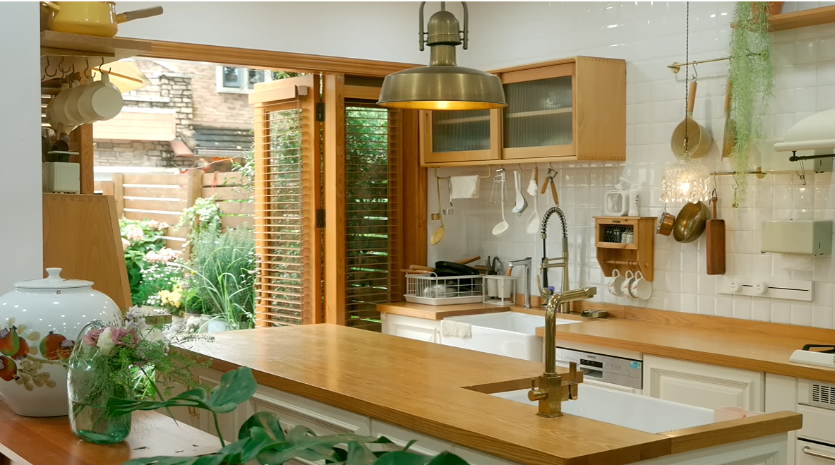 B&ecirc;n trong biệt thự cổ 300m2 giữa rừng của nữ TikToker 3 triệu follower - Ảnh 16.