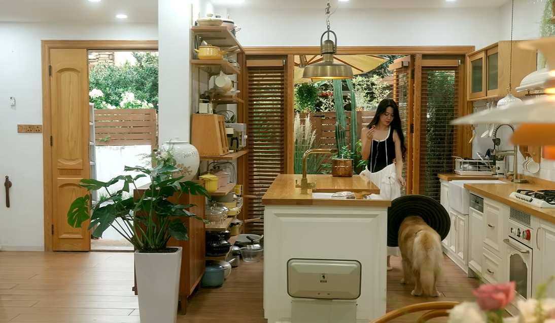 B&ecirc;n trong biệt thự cổ 300m2 giữa rừng của nữ TikToker 3 triệu follower - Ảnh 15.