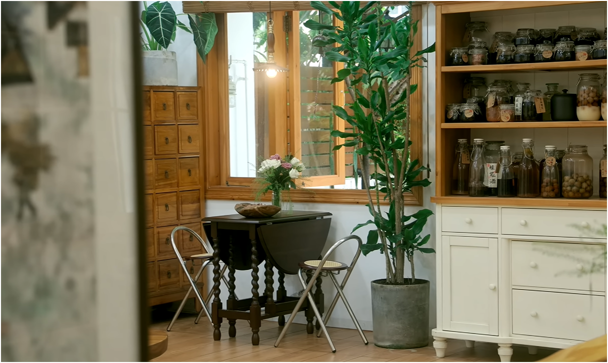 B&ecirc;n trong biệt thự cổ 300m2 giữa rừng của nữ TikToker 3 triệu follower - Ảnh 13.