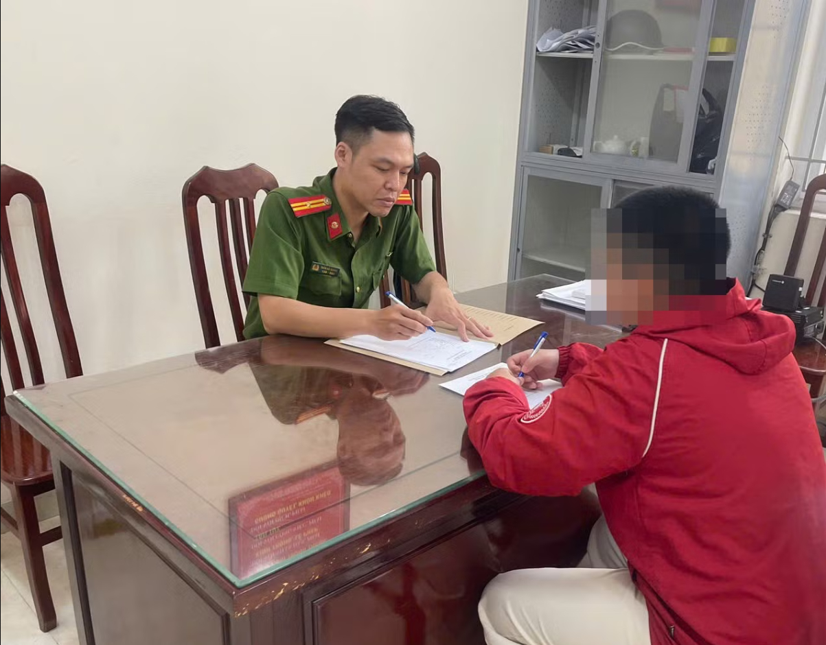 C&ocirc;ng an x&aacute;c minh vụ nữ kh&aacute;ch h&agrave;ng bị shipper h&agrave;nh hung ở H&agrave; Nội g&acirc;y bức x&uacute;c - Ảnh 1.