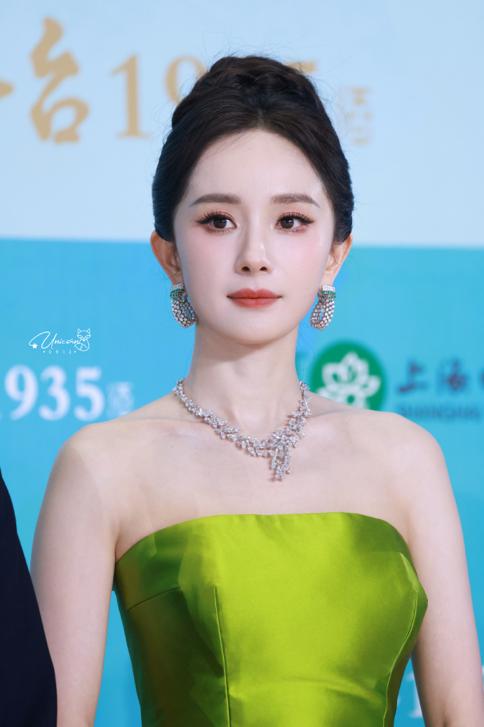 Thảm đỏ hot nhất h&ocirc;m nay: Dương Mịch - Dương Tử đọ sắc g&acirc;y cấn, Ti&ecirc;u Chiến xuống cấp trầm trọng khiến cả MXH ph&aacute;t hoảng - Ảnh 1.