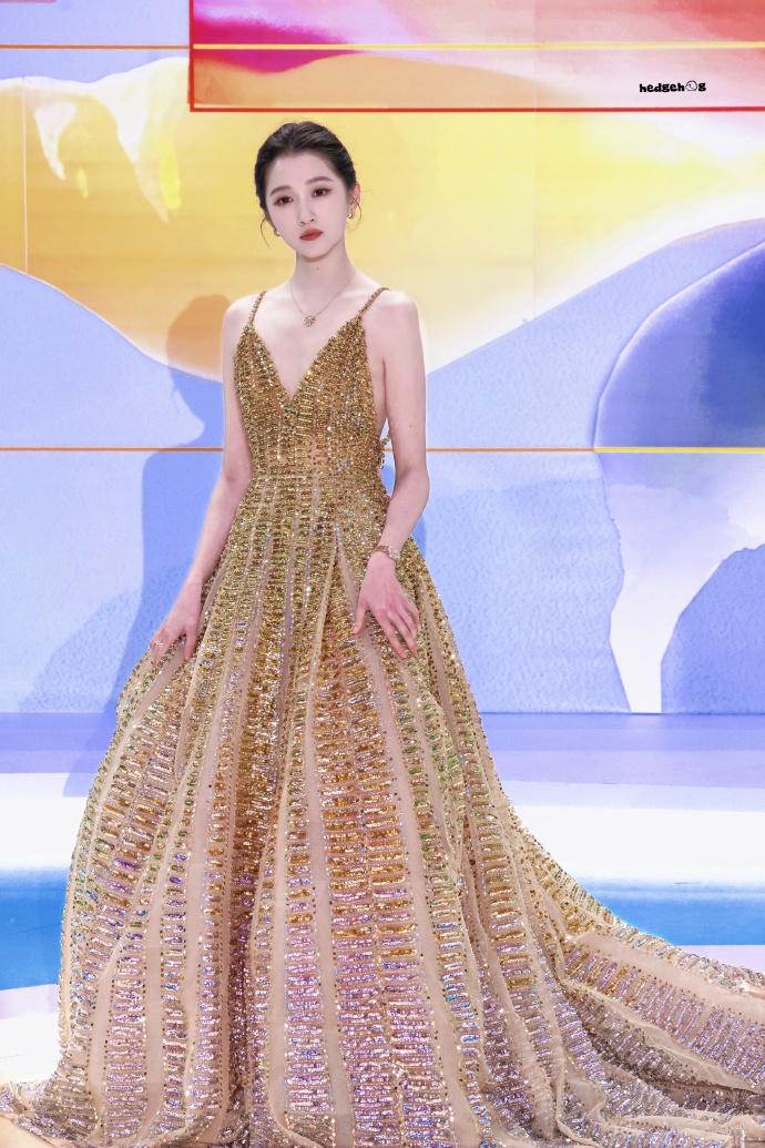 Thảm đỏ hot nhất h&ocirc;m nay: Dương Mịch - Dương Tử đọ sắc g&acirc;y cấn, Ti&ecirc;u Chiến xuống cấp trầm trọng khiến cả MXH ph&aacute;t hoảng - Ảnh 7.
